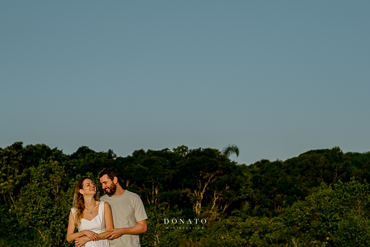 Ensaio de casal com fotos no nascer do sol na praia, pre wedding praia de bertioga, guaruja.