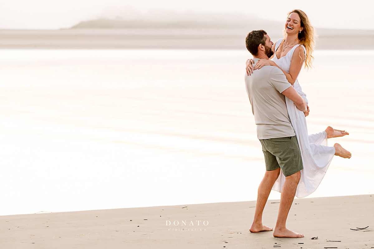 Ensaio de casal com fotos no nascer do sol na praia, pre wedding praia de bertioga, guaruja.