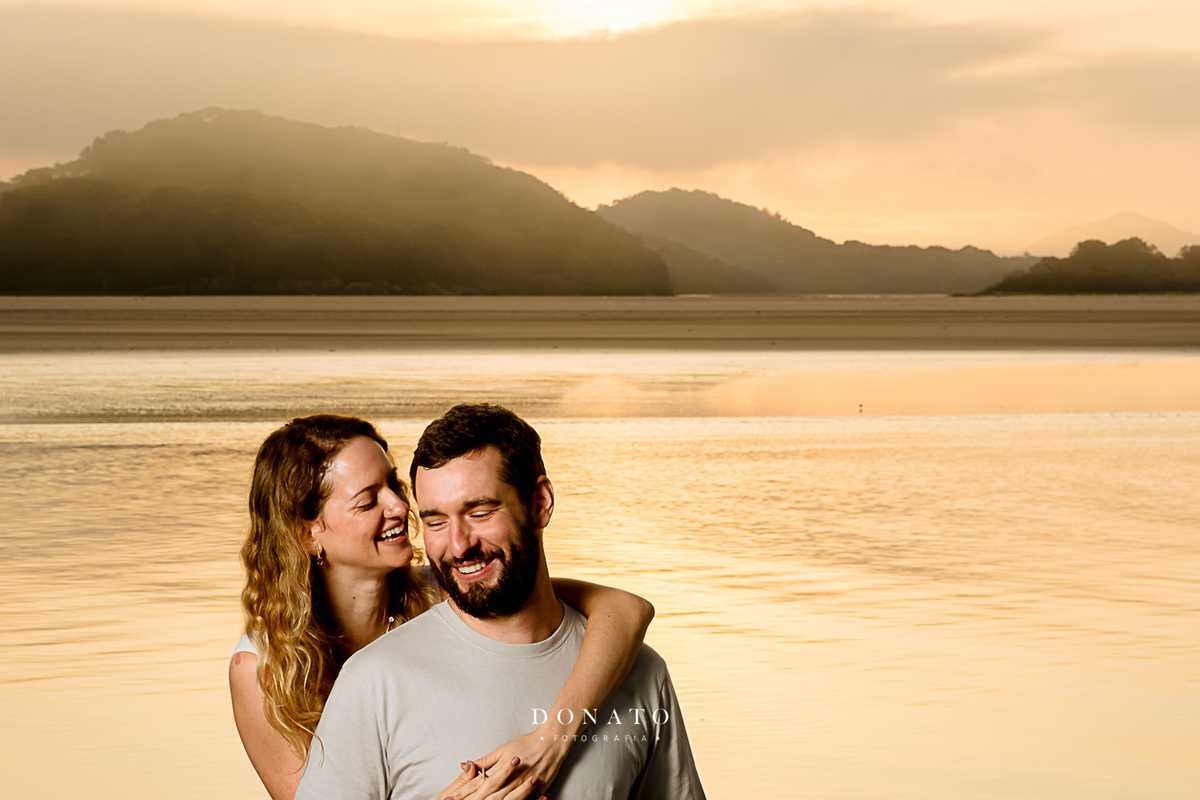 Ensaio de casal com fotos no nascer do sol na praia, pre wedding praia de bertioga, guaruja.