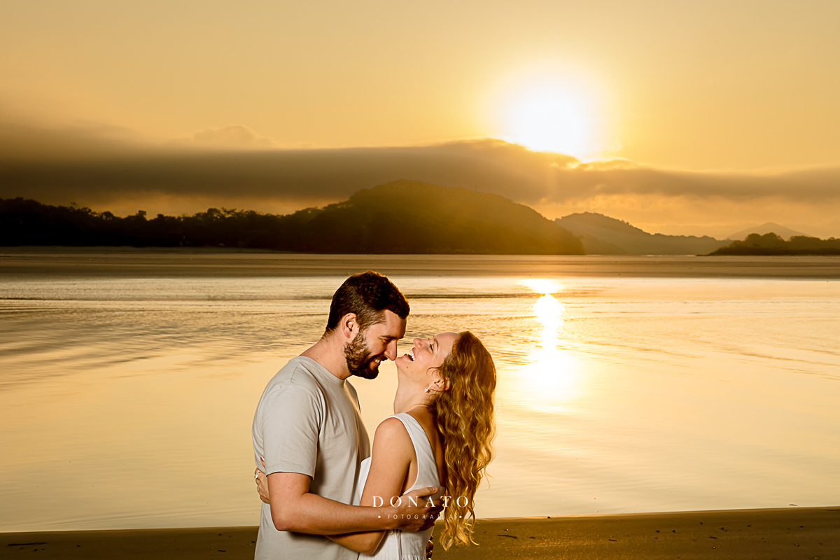 Ensaio de casal com fotos no nascer do sol na praia, pre wedding praia de bertioga, guaruja.