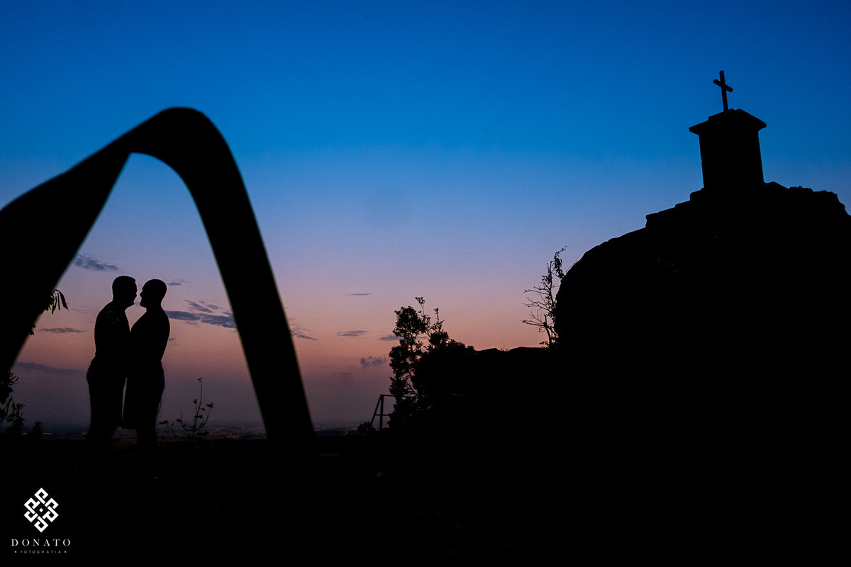 Silhueta do casal com a imagem da cruz ao lado.