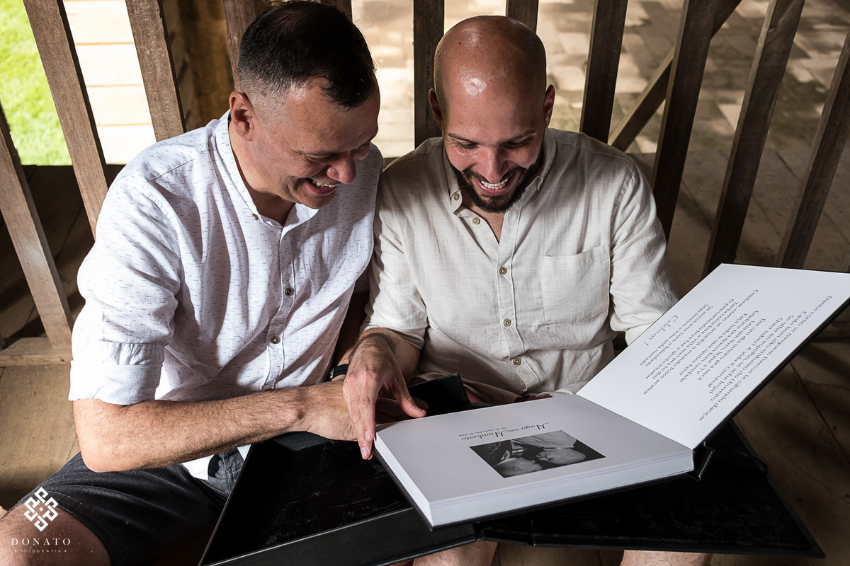 A entrega do álbum do casamento foi feita por nós neste ensaio.
