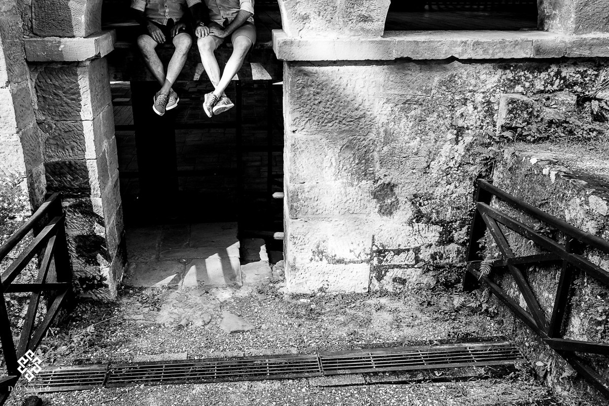 meninos namorando, esta imagem só mostra os pés cruzados.