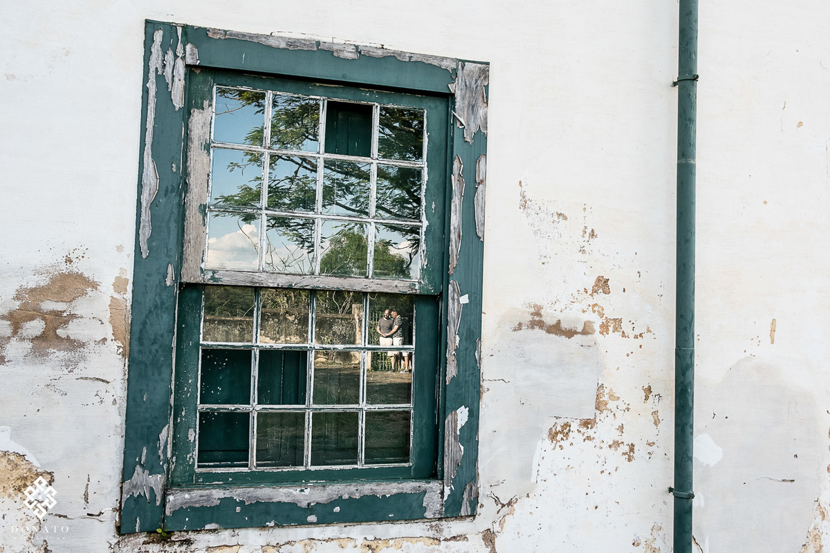 Retrato refletido no espelho da janela.