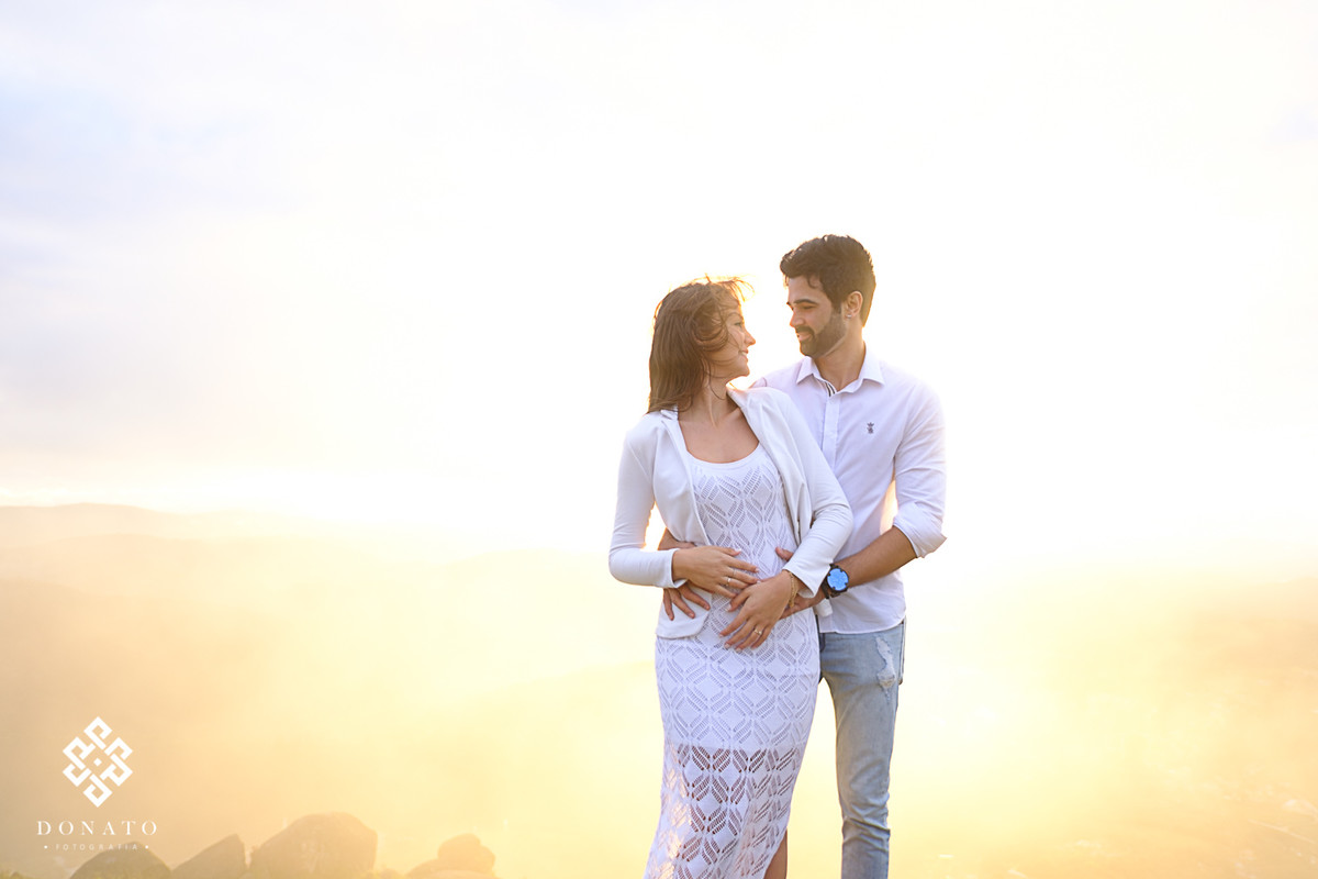 Retrato dos noivos, com o sol ao fundo.