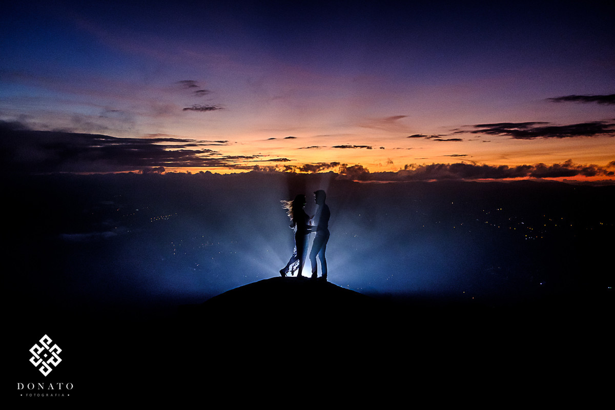 foto com o nascer do sol, do alto do pico do olho d'agua em mairiporã.