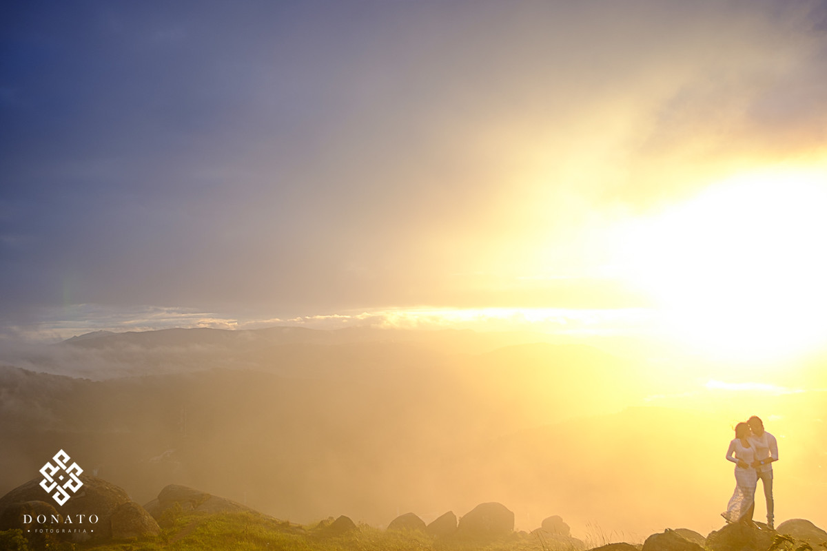 Sol nasce forte e o casal a frente com um tom amarelo e muito lindo.