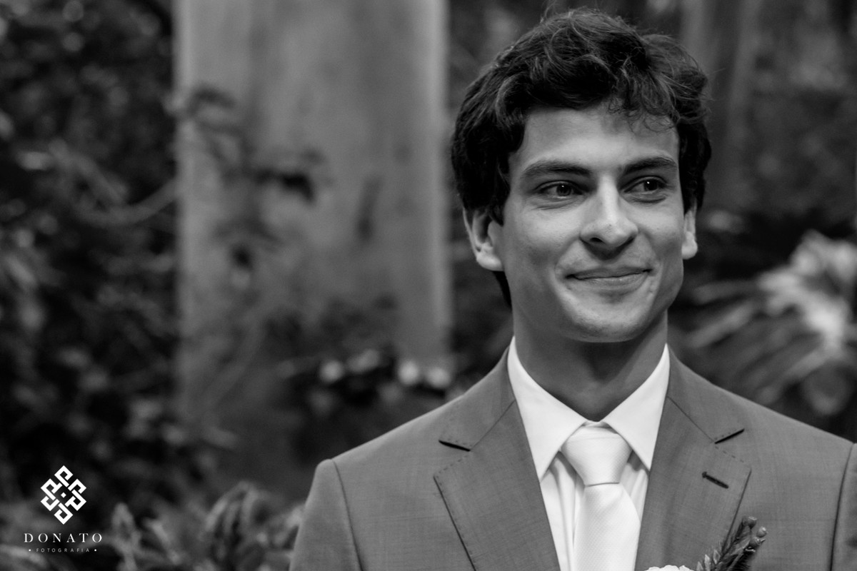 Noivo se emociona ao ver a noiva entrando na cerimônia.