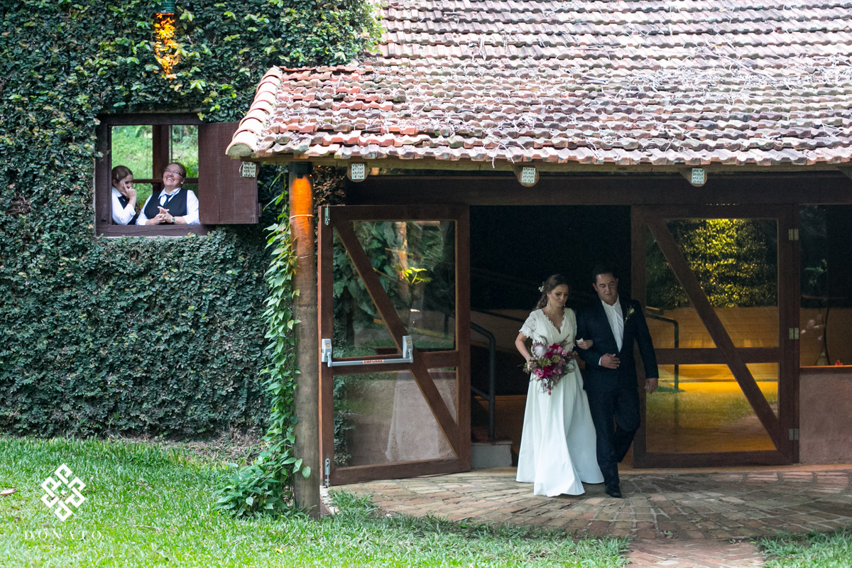 Noiva sai a frente do Haras, e o pessoal da cozinha assiste a entrada da noiva.