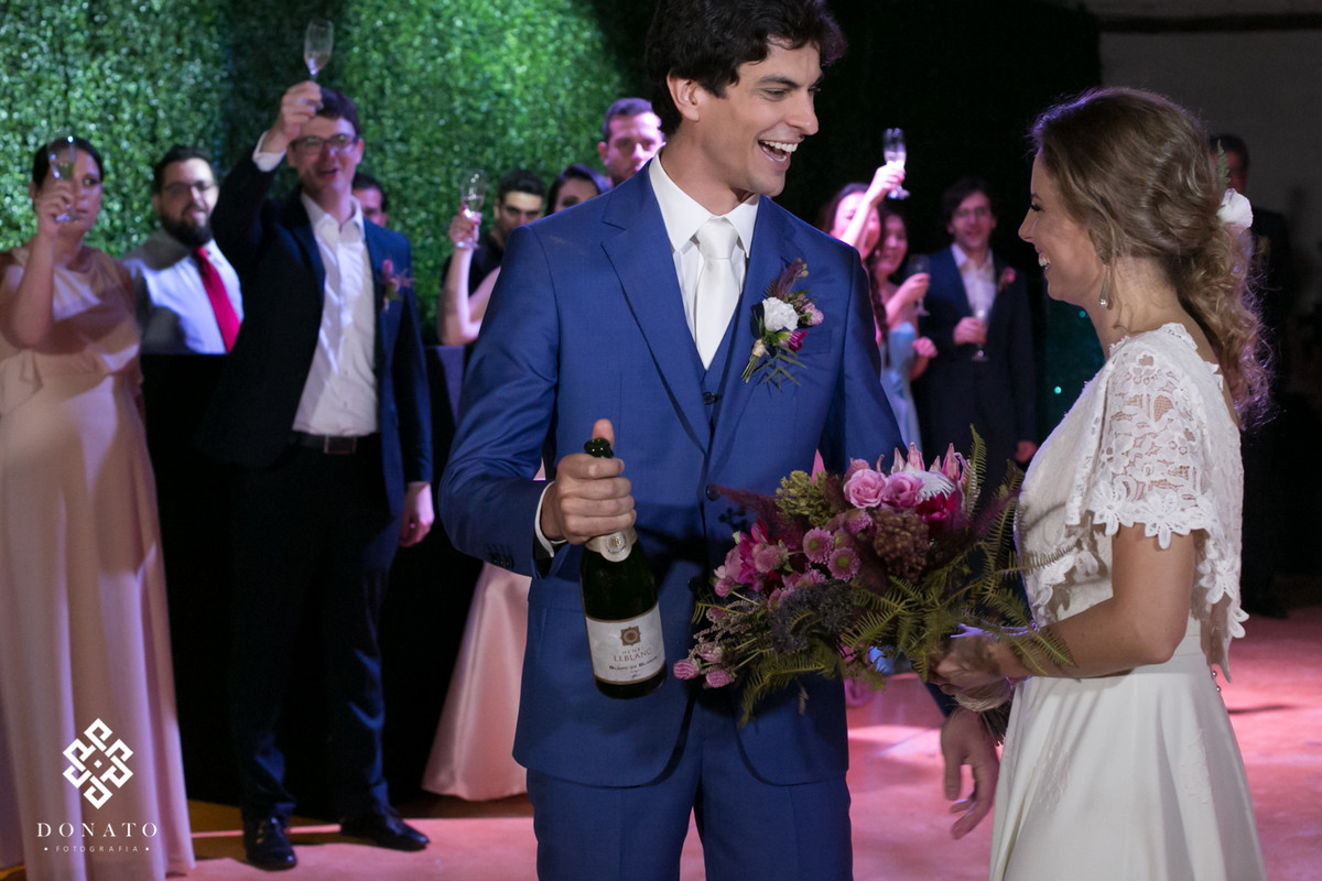 Noivo estoura o champagne