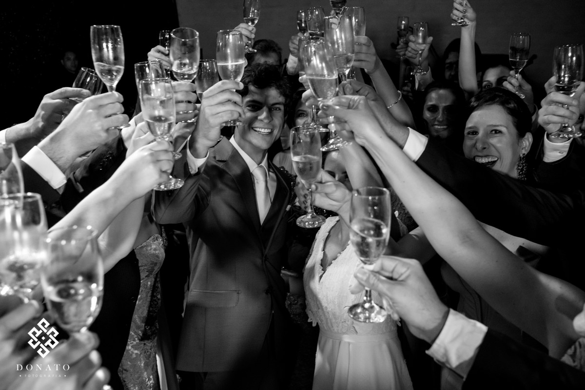 Noivo e padrinhos fazem um brinde coletivo.