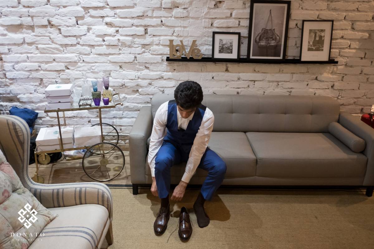 Noivo se arruma se preparando para o casamento.