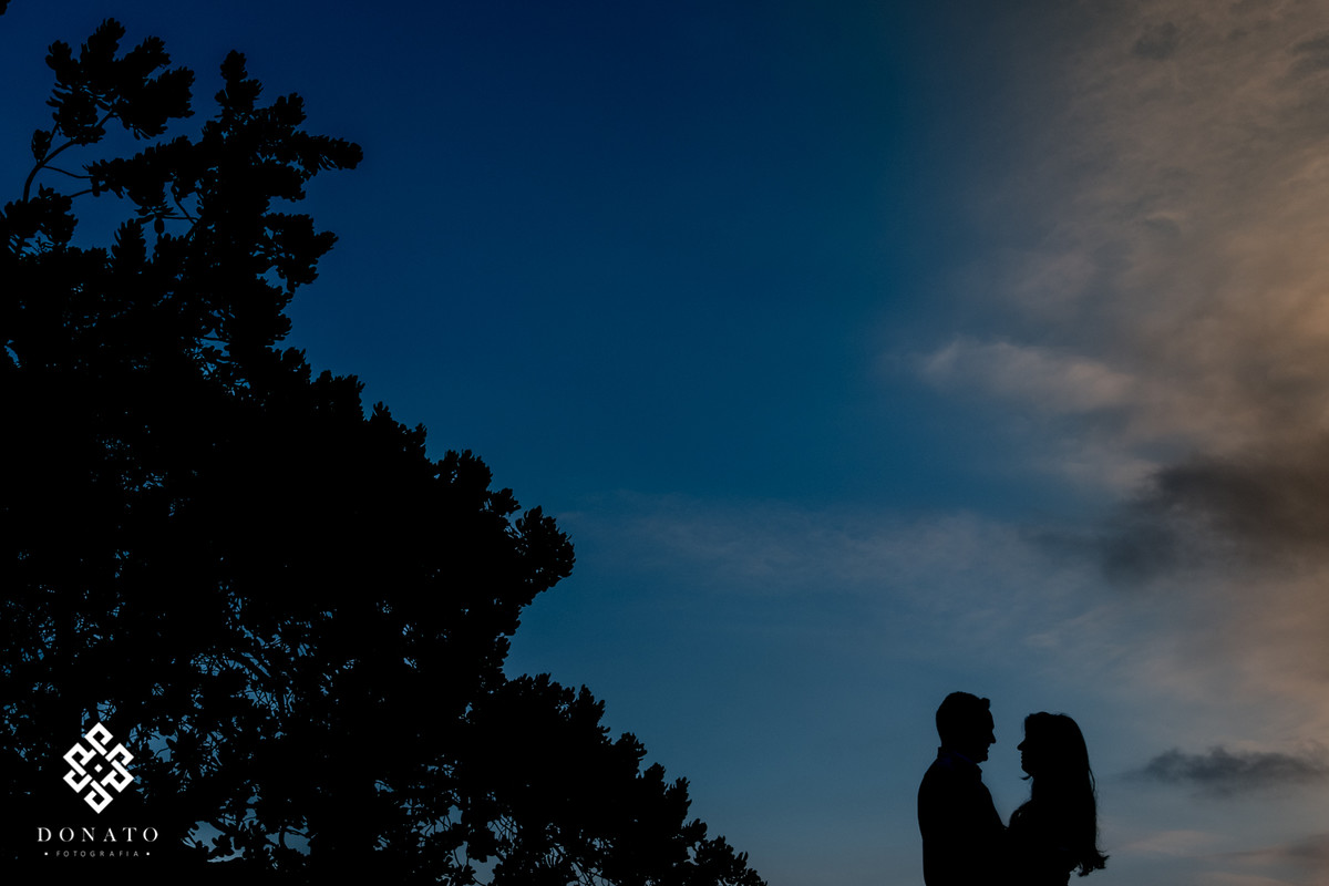 foto silhueta, com o casal namorando.