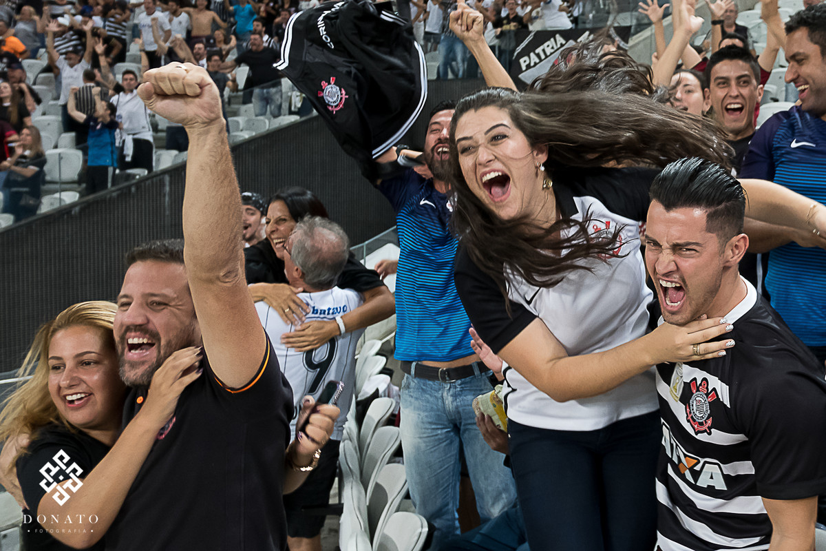 Noivos comemoram um gol do corinthians.