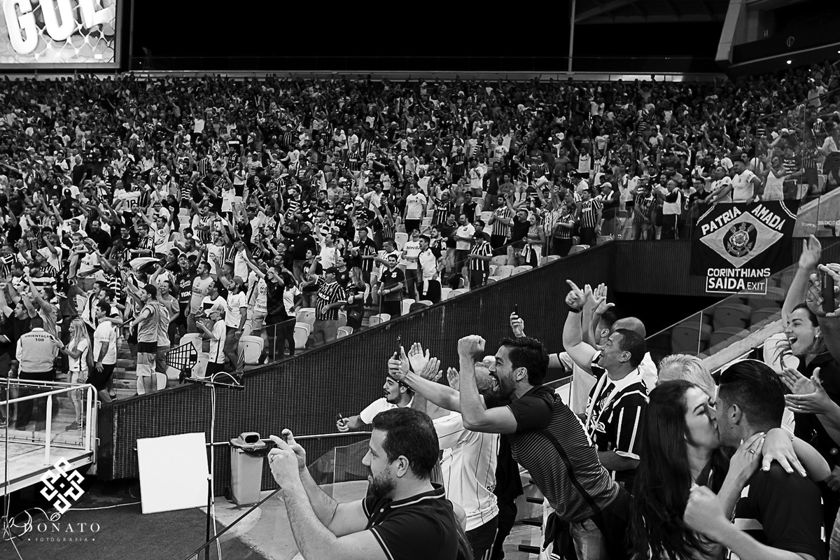 Noivos se bijam em meio a torcida do Corinthians, para comemorar um gol.