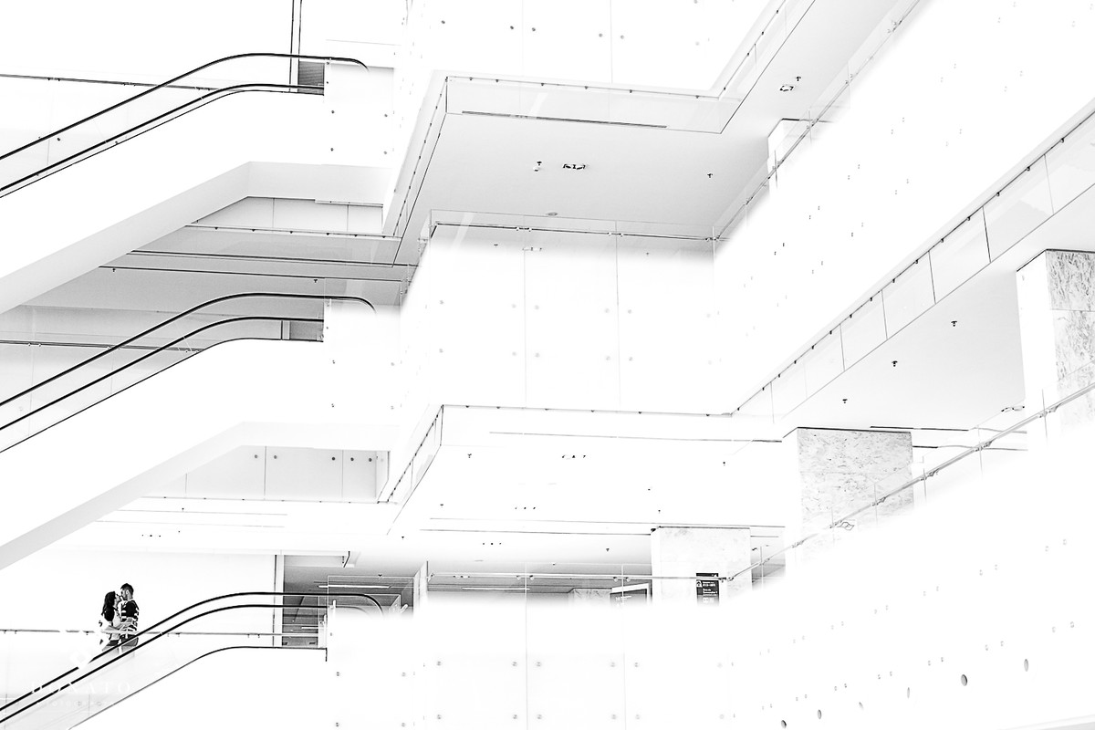 Marquise da arena corinthians com os noivos ao fundo.