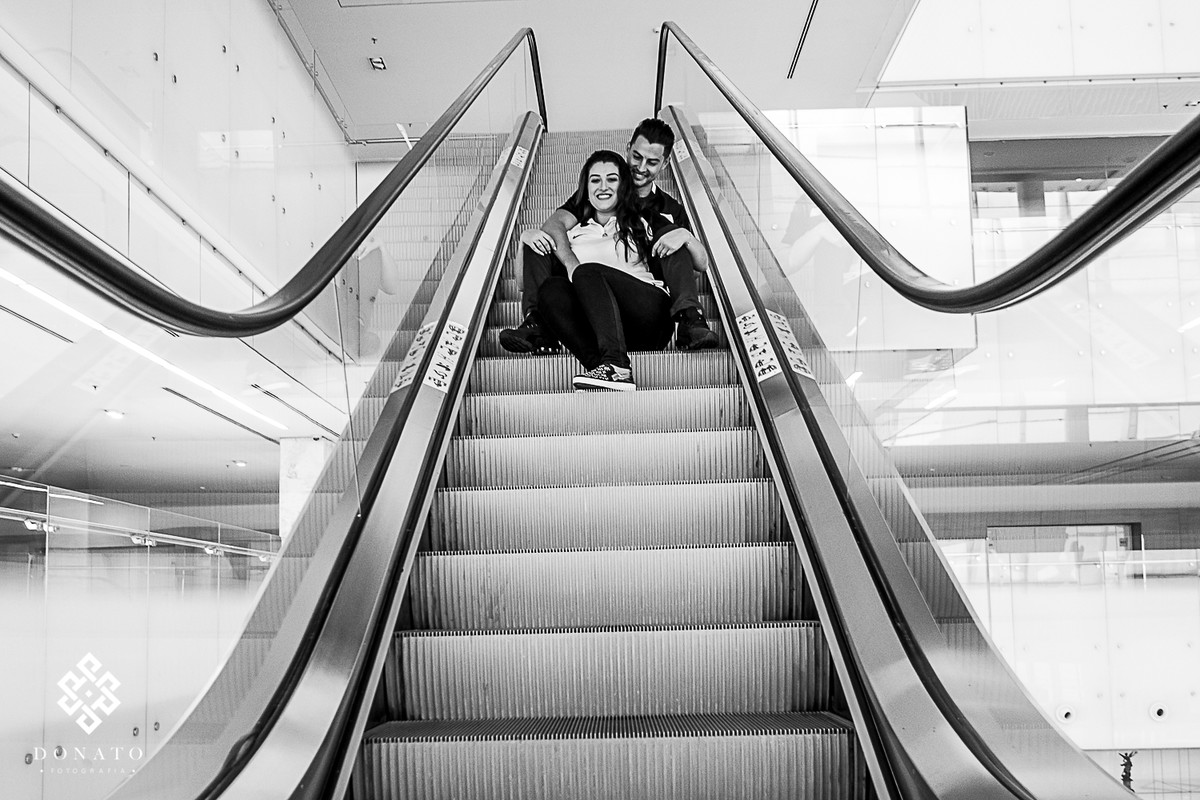 noivs fazem foto sentados na escada rolante do estadio do corinthians.N