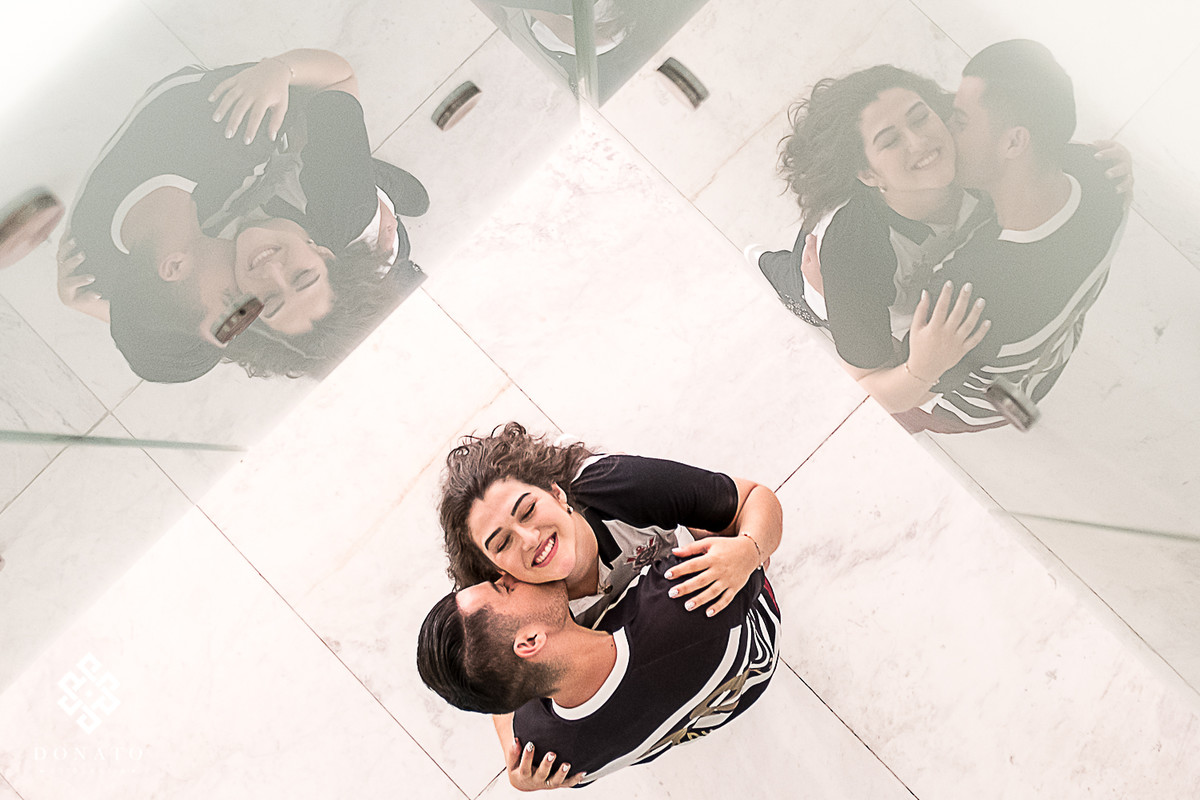 Noivos namoram no piso inferior da arena corinthians.