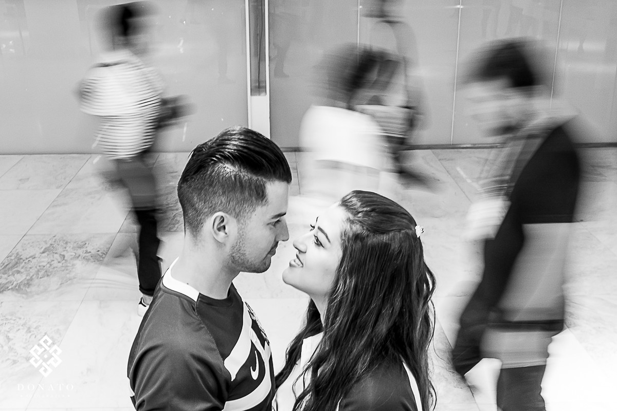 noivos namoram enquanto o publico começa a chegar para o jogo.