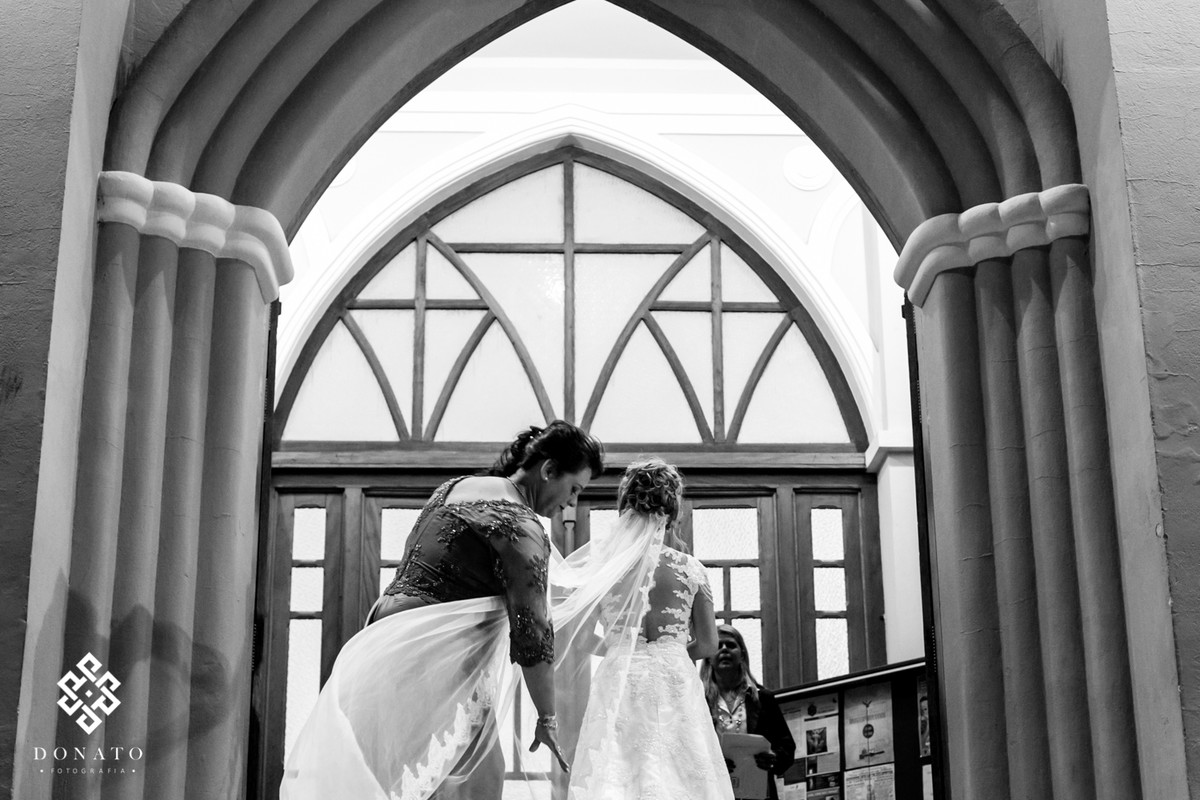 Na frente da igreja a mãe