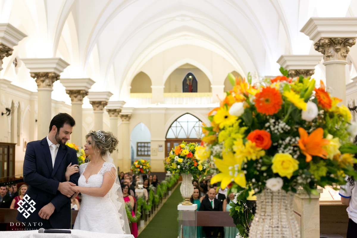 Noivos se olham na igreja de São Miguel Arcanjo - SP.