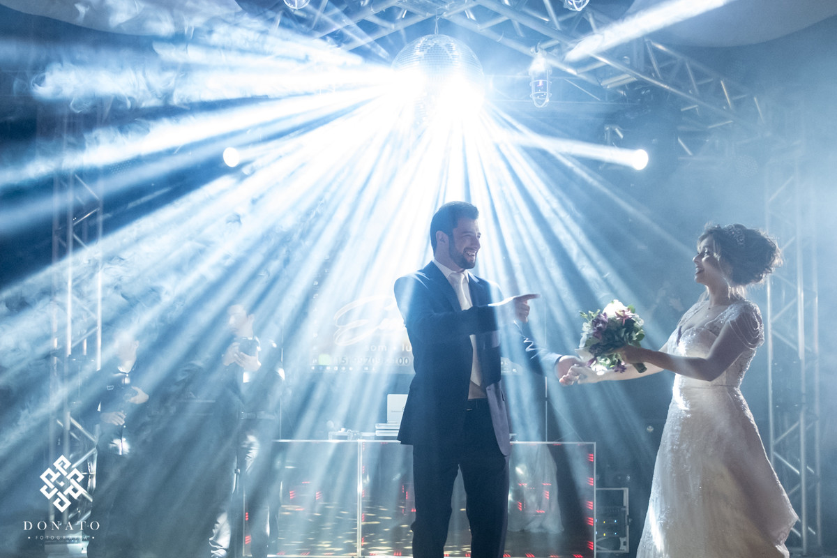 Noivos na pista de dança do DJ Emotion Eventos.