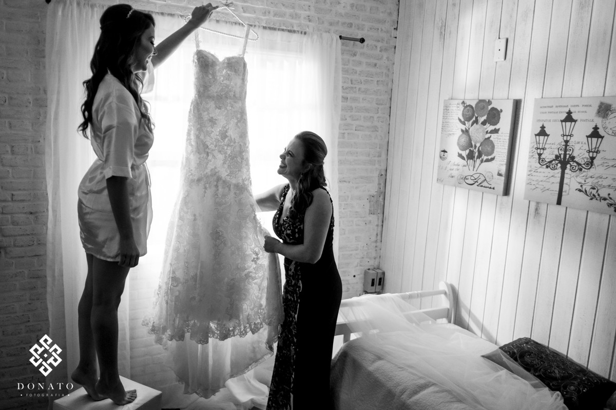 mae e noiva, conferem o vestido de noiva.