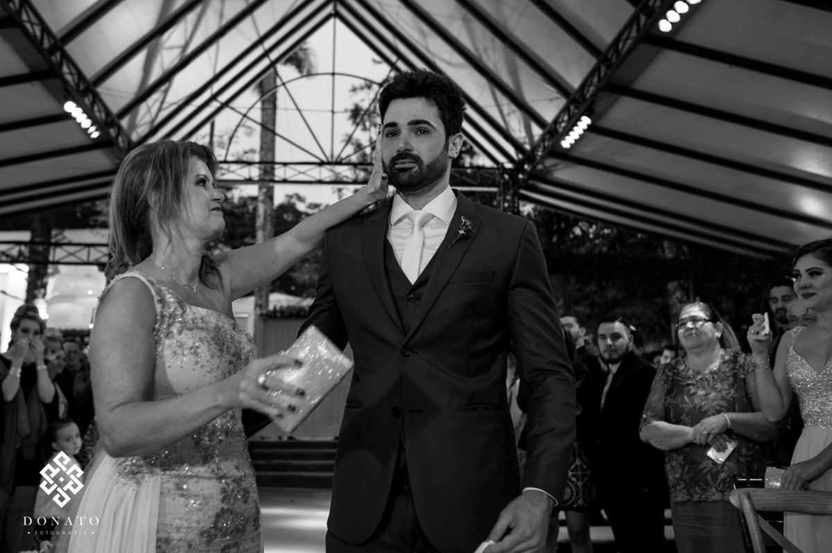 mae e noivo se emocionam antes da entrada da noiva.