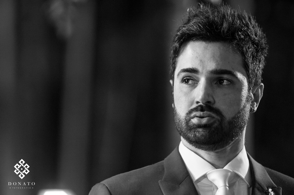 Noivo respira fundo antes da entrada da noiva.