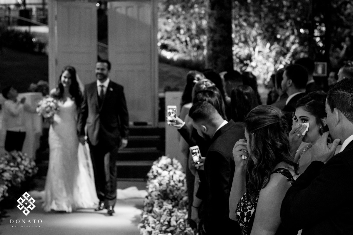 noiva entra e convidados choram emocionadas.