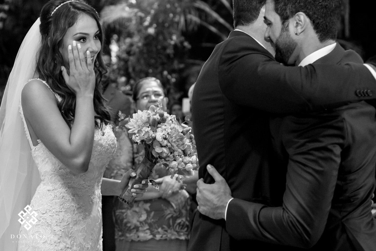pai da noiva entrega a noiva ao noivo.