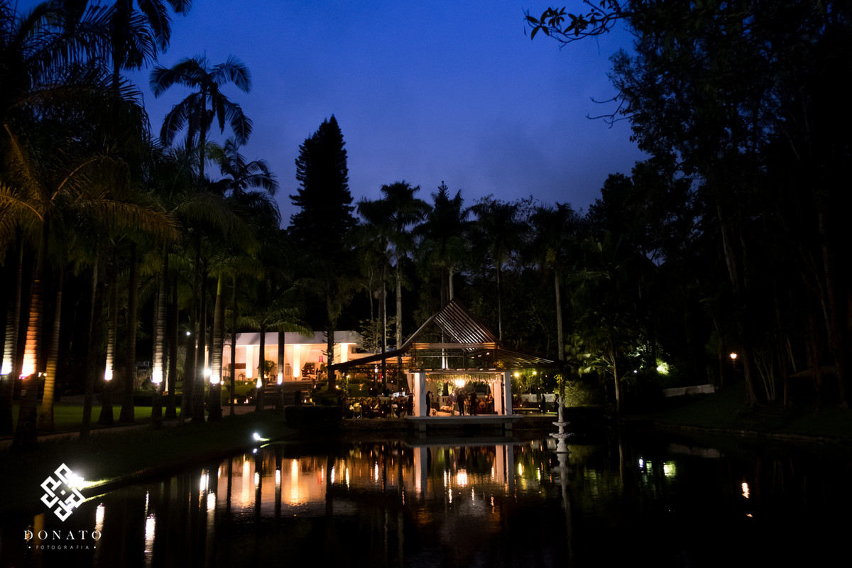 Visão geral da fazenda com a cerimonia ao fundo.