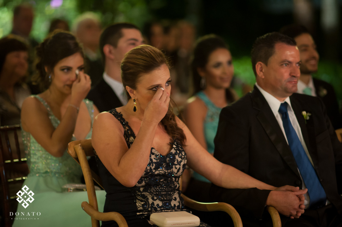 Mae e irmã, secam as lagrimas de emoção em uma cerimonia linda.