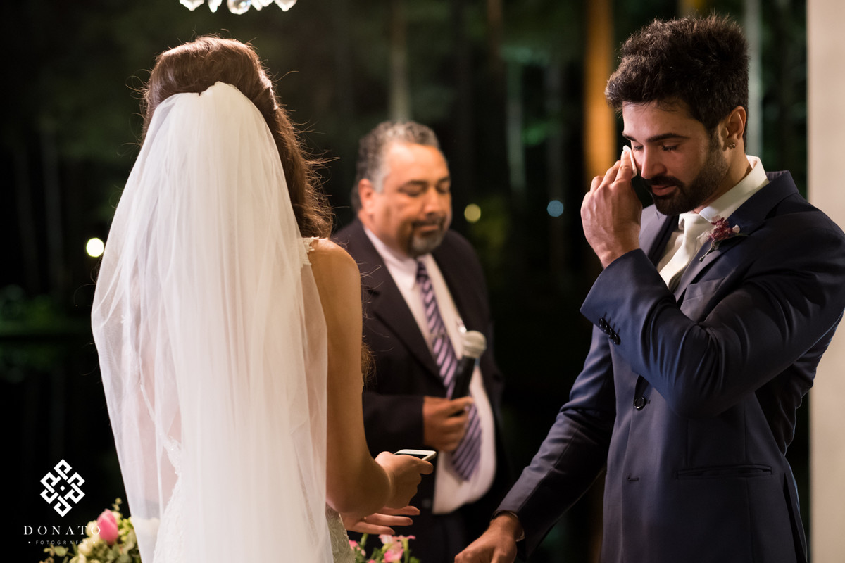 Noivo fica emocionado.