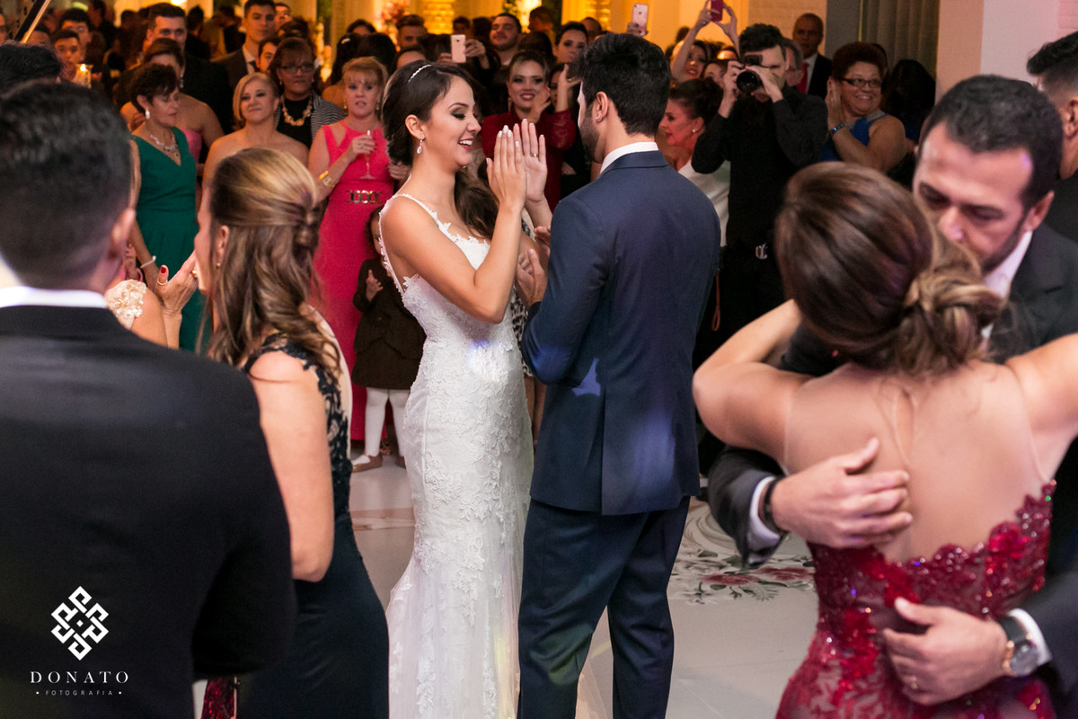 noivos dançam.