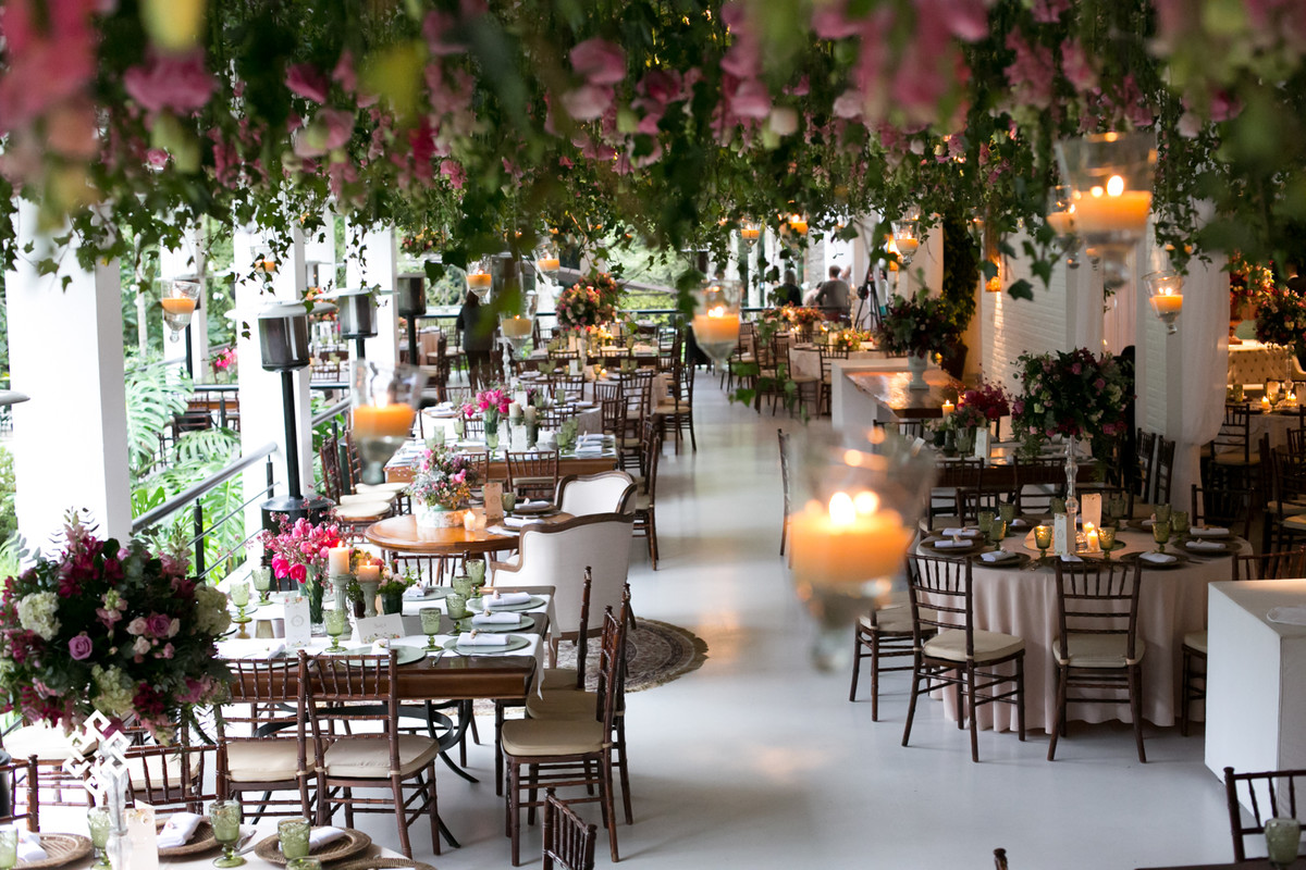 Visão geral da decoração, com teto de flores e velas.