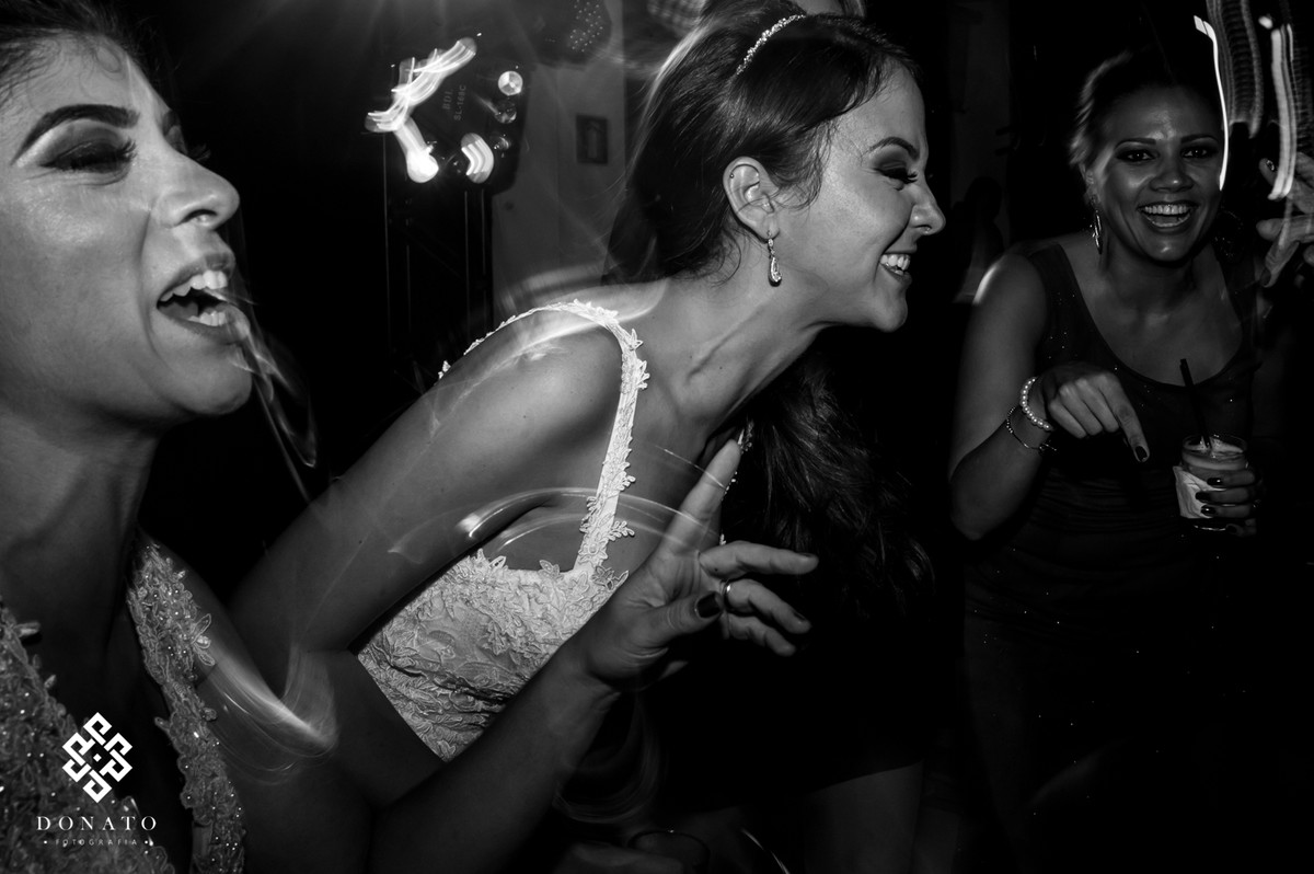 Noiva curte muito na pista de dança.