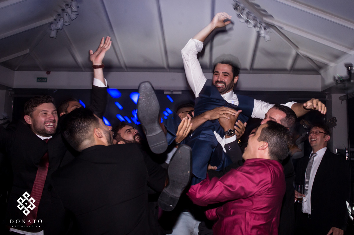 Amigos jogam o noivo para o alto,