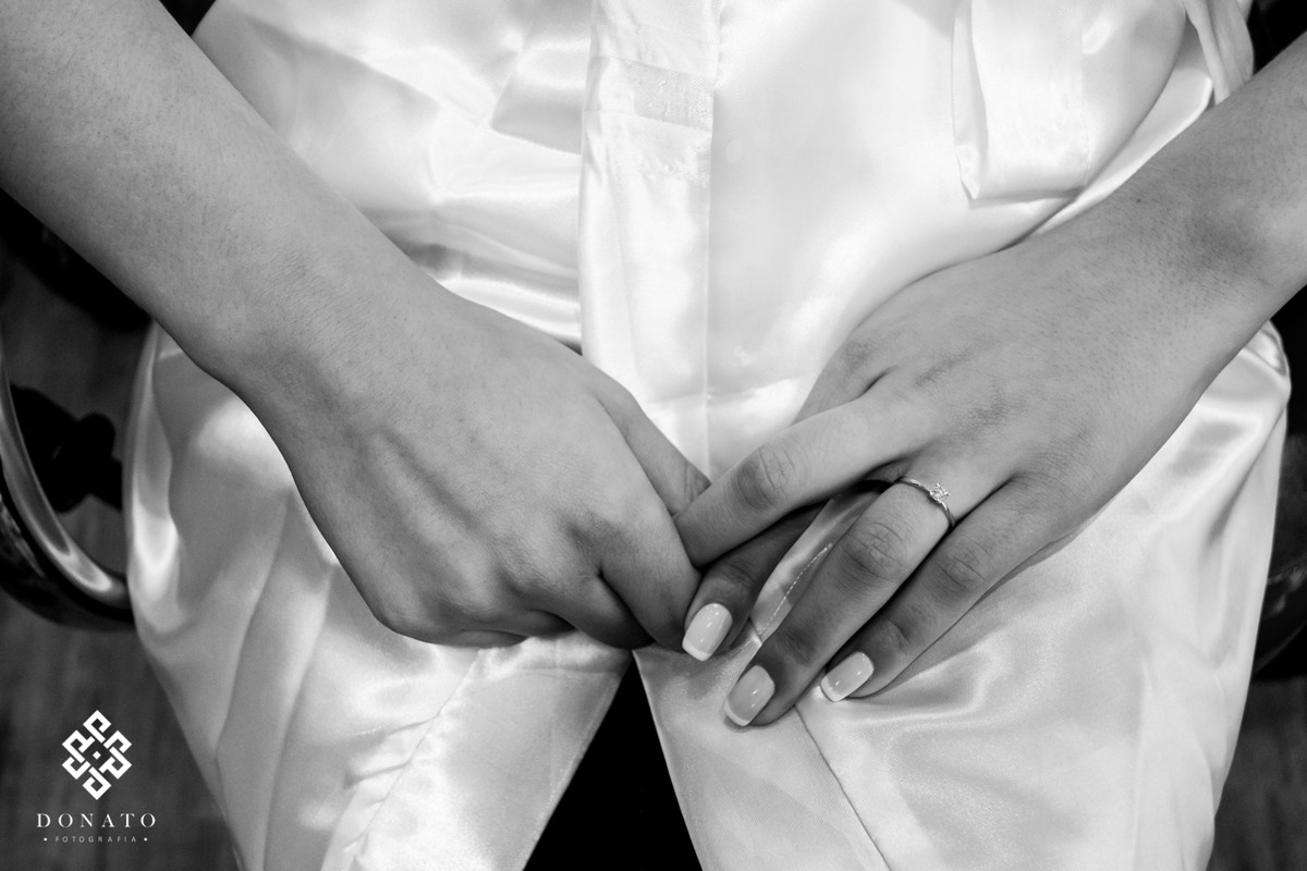 noiva cruza os dedos, em um momento do making na fazenda 7 lagoas.