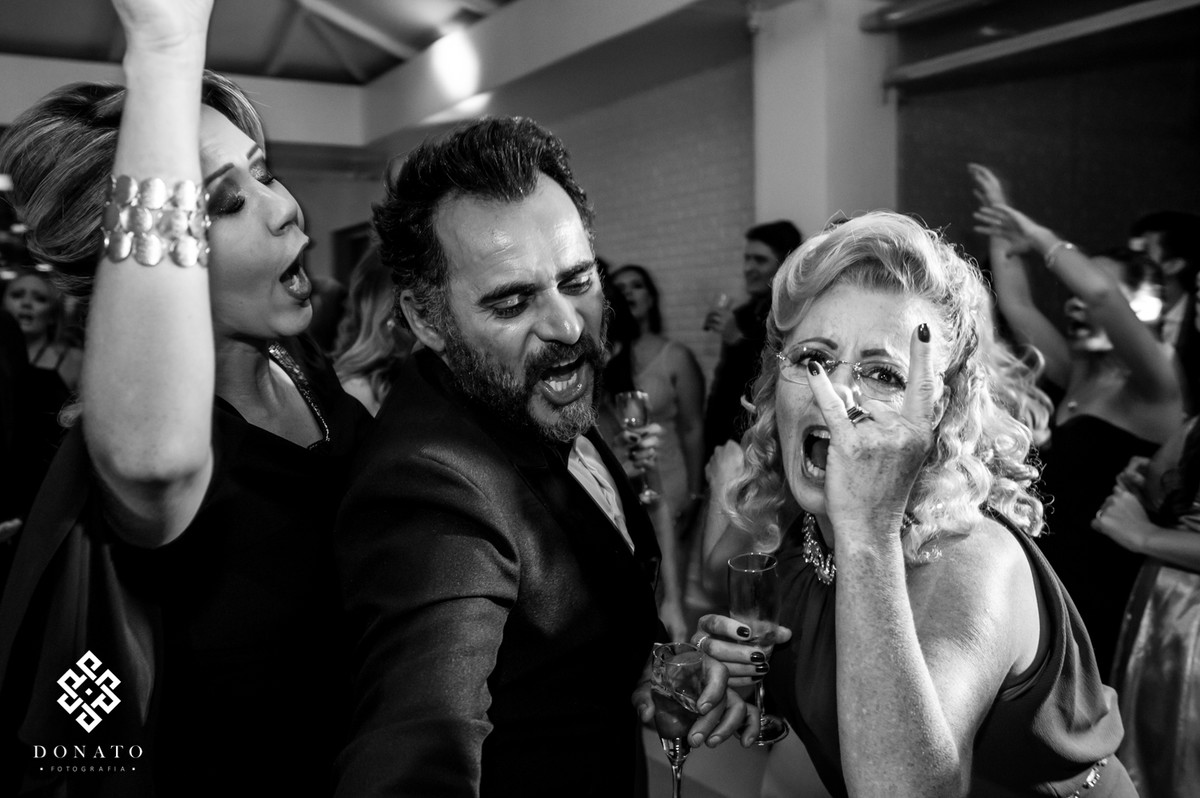 Covidados se soltam e curtem um rock.