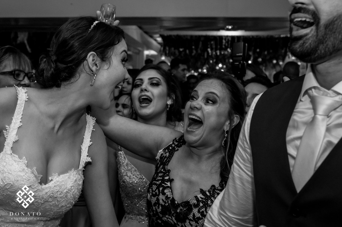 Noiva e mae se diverte muito.