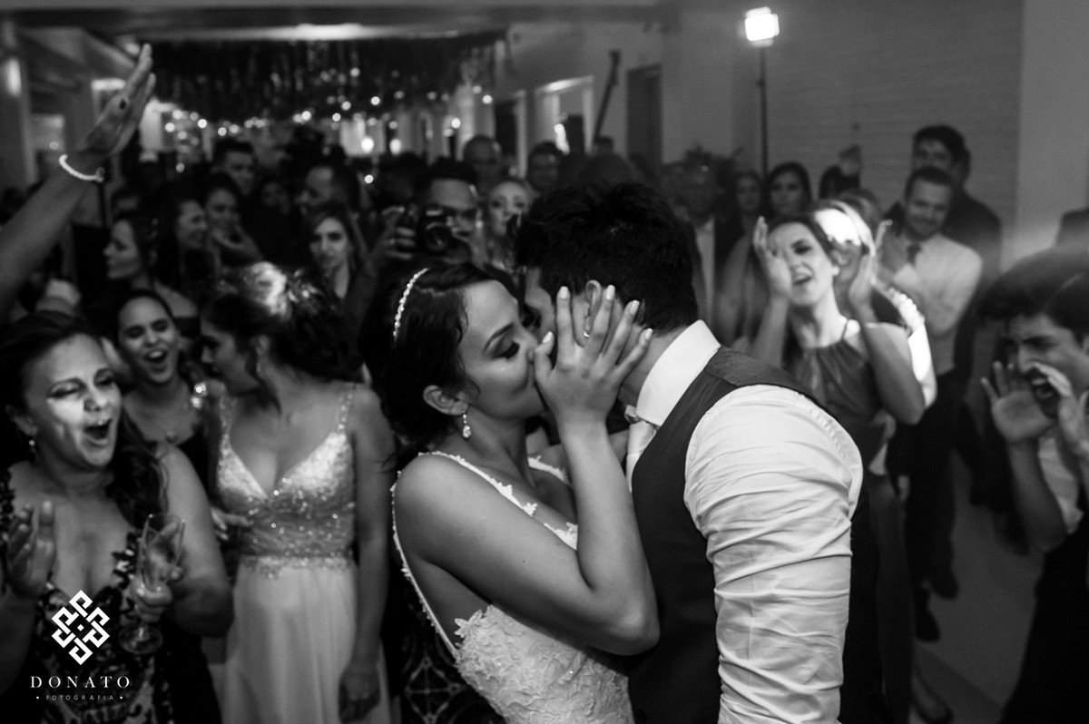 Noiva beija o noivo na pista de dança da fazenda 7 lagoas.