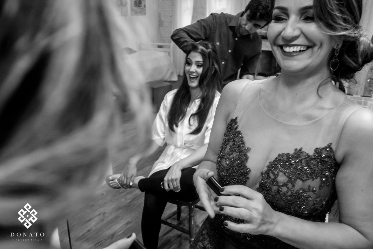 noiva e madrinhas se diverte no making.