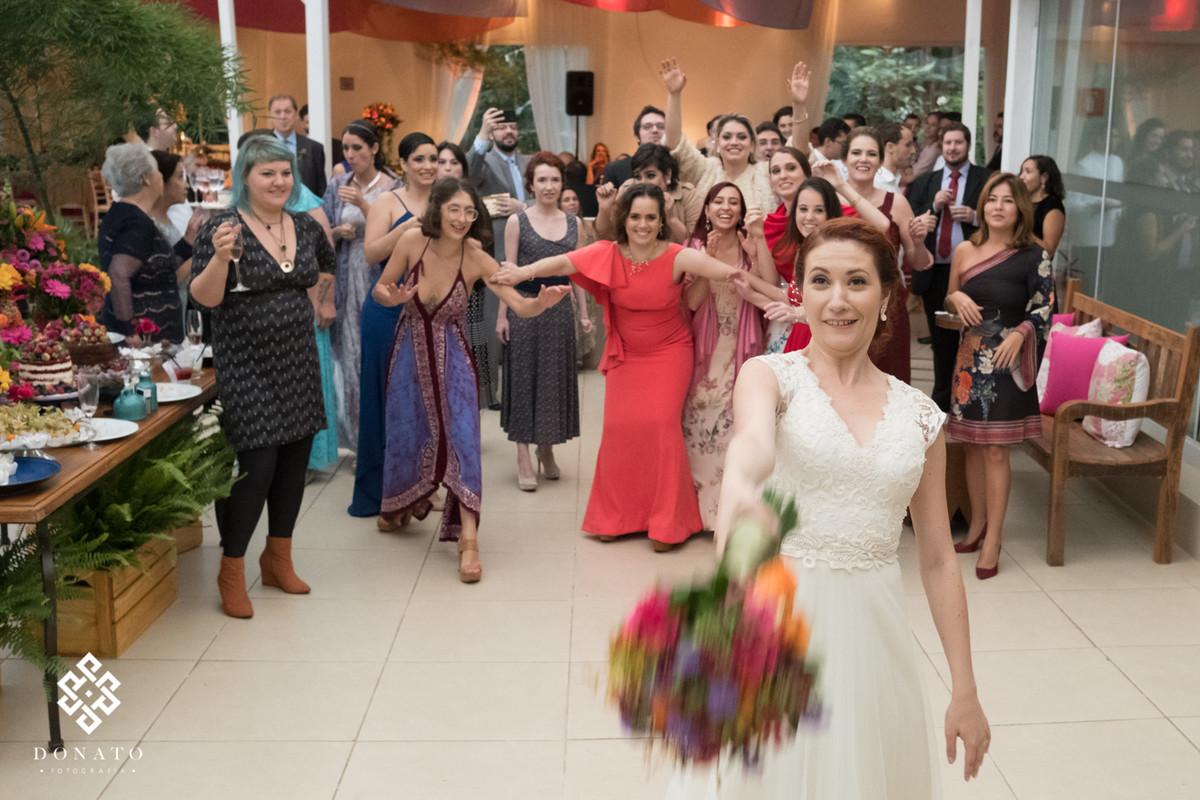 Noiva joga o bouquet.