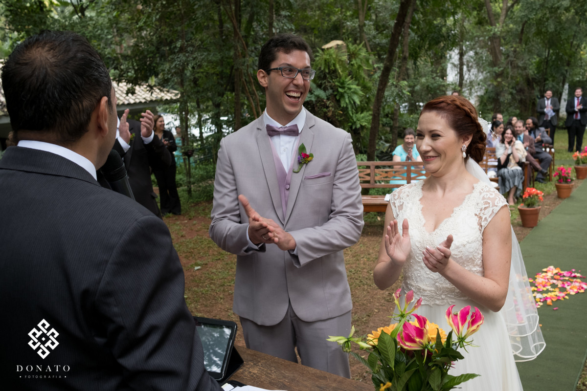 noivos na cerimônia se divertem com uma cerimônia leve e alegre.