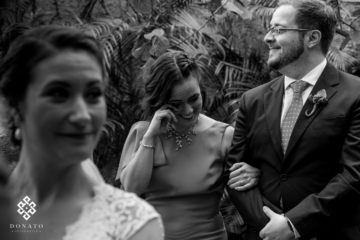 Madrina se emociona e seca a lagrima.