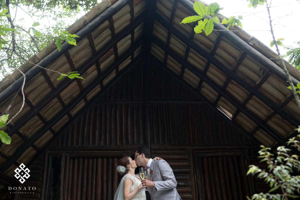 Noivos dão um beijo lindo na área externa do buffet Maison Saint Germain