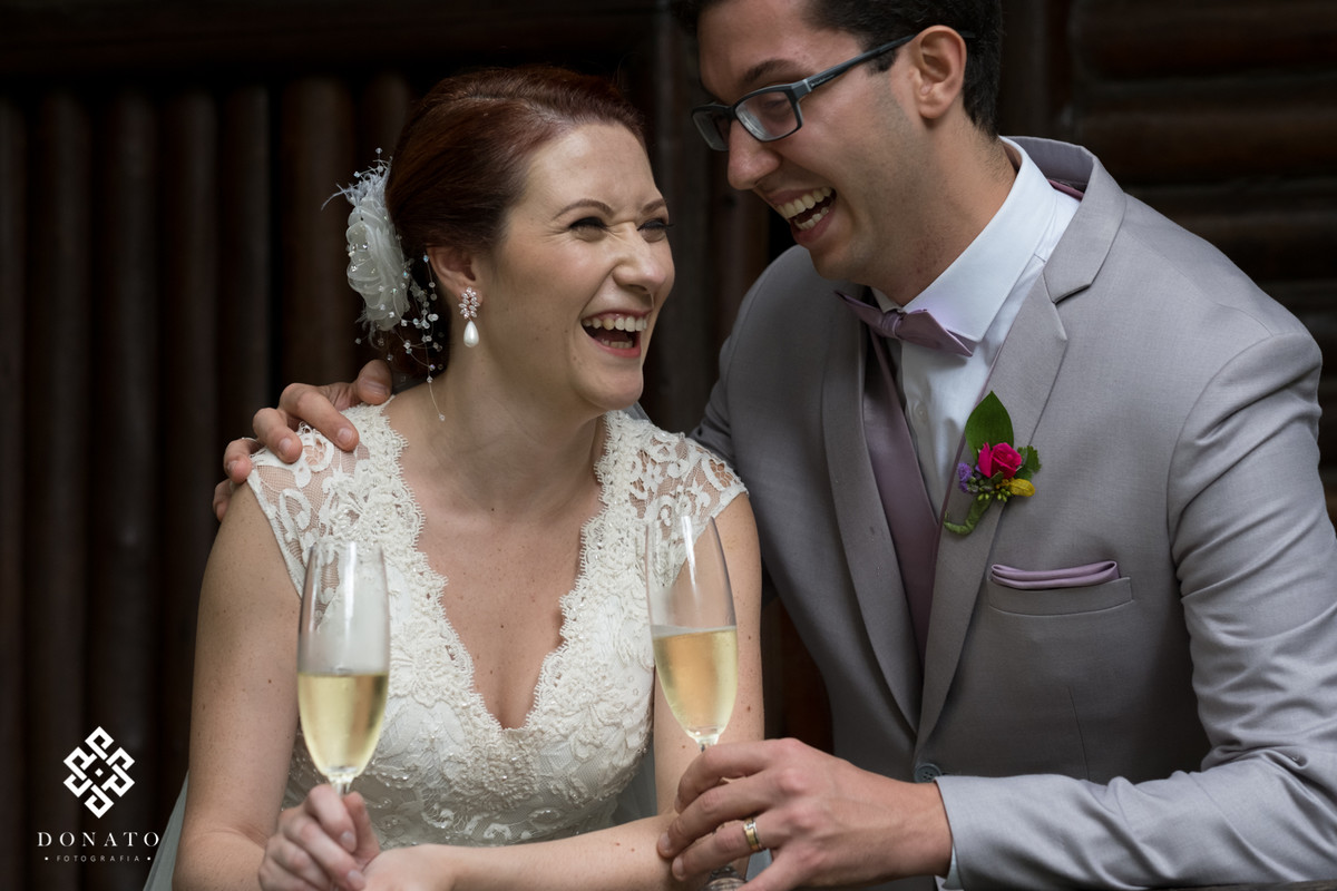 Noivos fazem um brinde bem divertido.