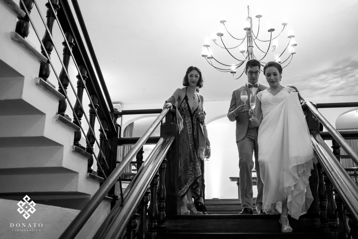 Noivos entram no salão de festas por uma escada linda.