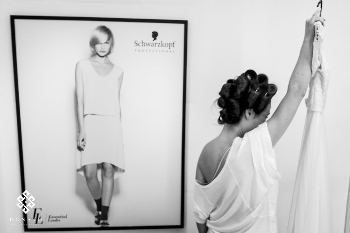 Noiva pegando o vestido de noiva.